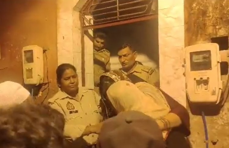 UP NEWS HINDI : आगरा में दहेज के लालच में पति ने पत्नी को घर में ही बनाया बंधक, पुलिस ने रेस्क्यू कर पति को भेजा जेल
