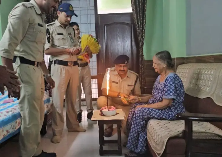 Jabalpur News : जबलपुर पुलिस की अनोखी पहल वृद्ध महिला का मनाया गया जन्मदिन।