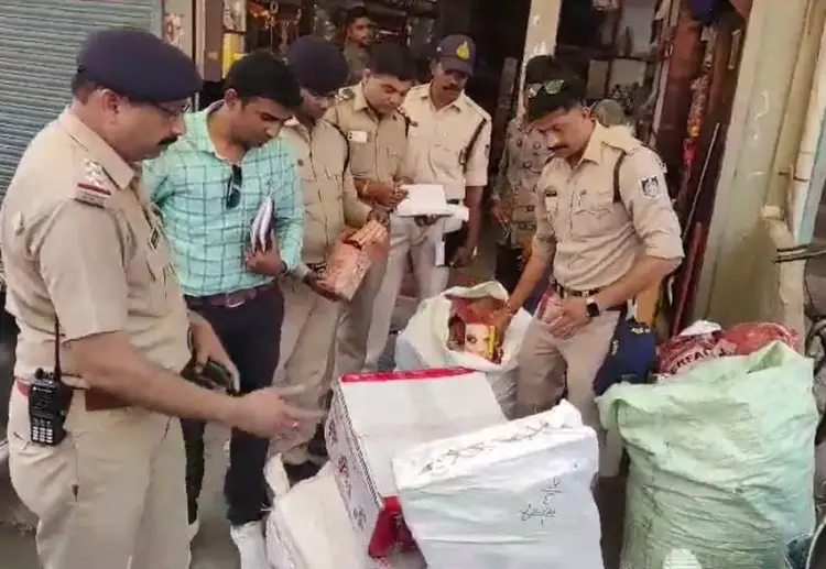 Jabalpur News : ओमती पुलिस की पटाखा दुकानों में सर्चिंग,  4 दुकानों के विरुद्ध कार्यवाही