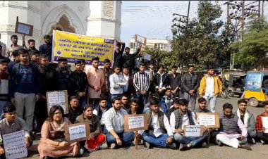 Jabalpur ABVP Protest:   कुलपति की जान बचाने वाले  छात्रों की गिरफ़्तारी में  ABVP ने मौन धरण कर किया प्रदर्शन