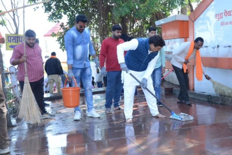 Dewas News: प्रधानमंत्री के आह्वान पर देवास से सांसद महेंद्रसिंह सोलंकी ने की सफाई 