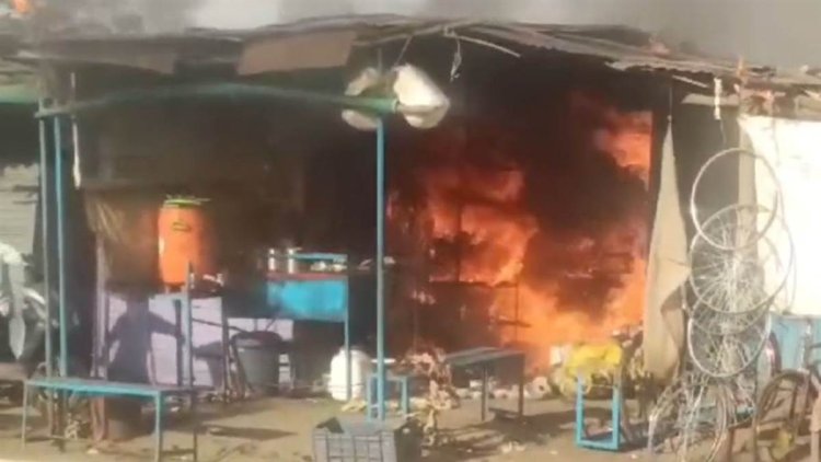Katni News: चाय-नाश्ते की दुकान में दो सिलेंडर फटने से भड़की आग, दो लोग झुलसे