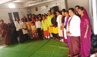 Dindori News Today: राष्ट्रीय किशोर स्वास्थ्य कार्यक्रम के अंतर्गत आशाओ के द्वारा ग्रामीणो को किया जा रहा जागरूक