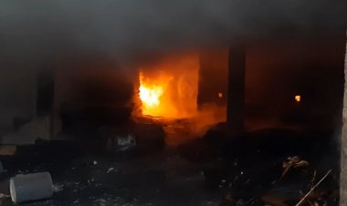 आधारताल के फर्नीचर दुकान में लगी आग: लाखों का फर्नीचर जलकर खाक, आग लगने के कारणों का नहीं चला पता