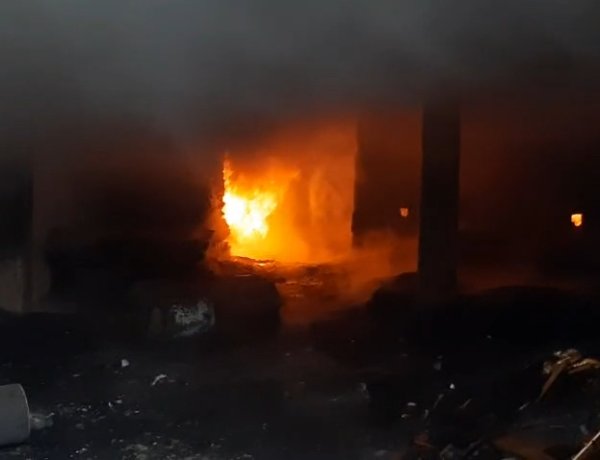 आधारताल के फर्नीचर दुकान में लगी आग: लाखों का फर्नीचर जलकर खाक, आग लगने के कारणों का नहीं चला पता