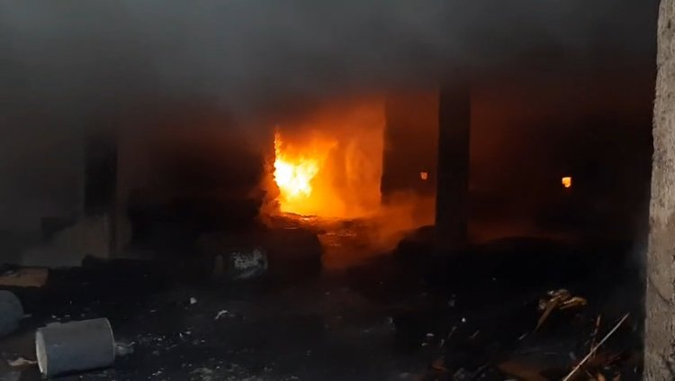 आधारताल के फर्नीचर दुकान में लगी आग: लाखों का फर्नीचर जलकर खाक, आग लगने के कारणों का नहीं चला पता