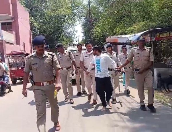 22 अपराधों वाला बदमाश बाबू सिंधी गिरफ्तार, पुलिस ने बदमाशी वाले इलाके में ही निकाला जुलूस