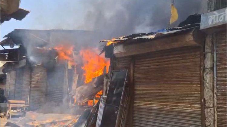 JABALPUR NEWS: गुरन्दी बाजार में कबाड़ दुकान में लगी आग, तीन से चार दुकान जलकर हुई खाक