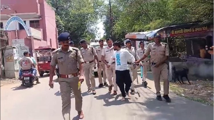 22 अपराधों वाला बदमाश बाबू सिंधी गिरफ्तार, पुलिस ने बदमाशी वाले इलाके में ही निकाला जुलूस